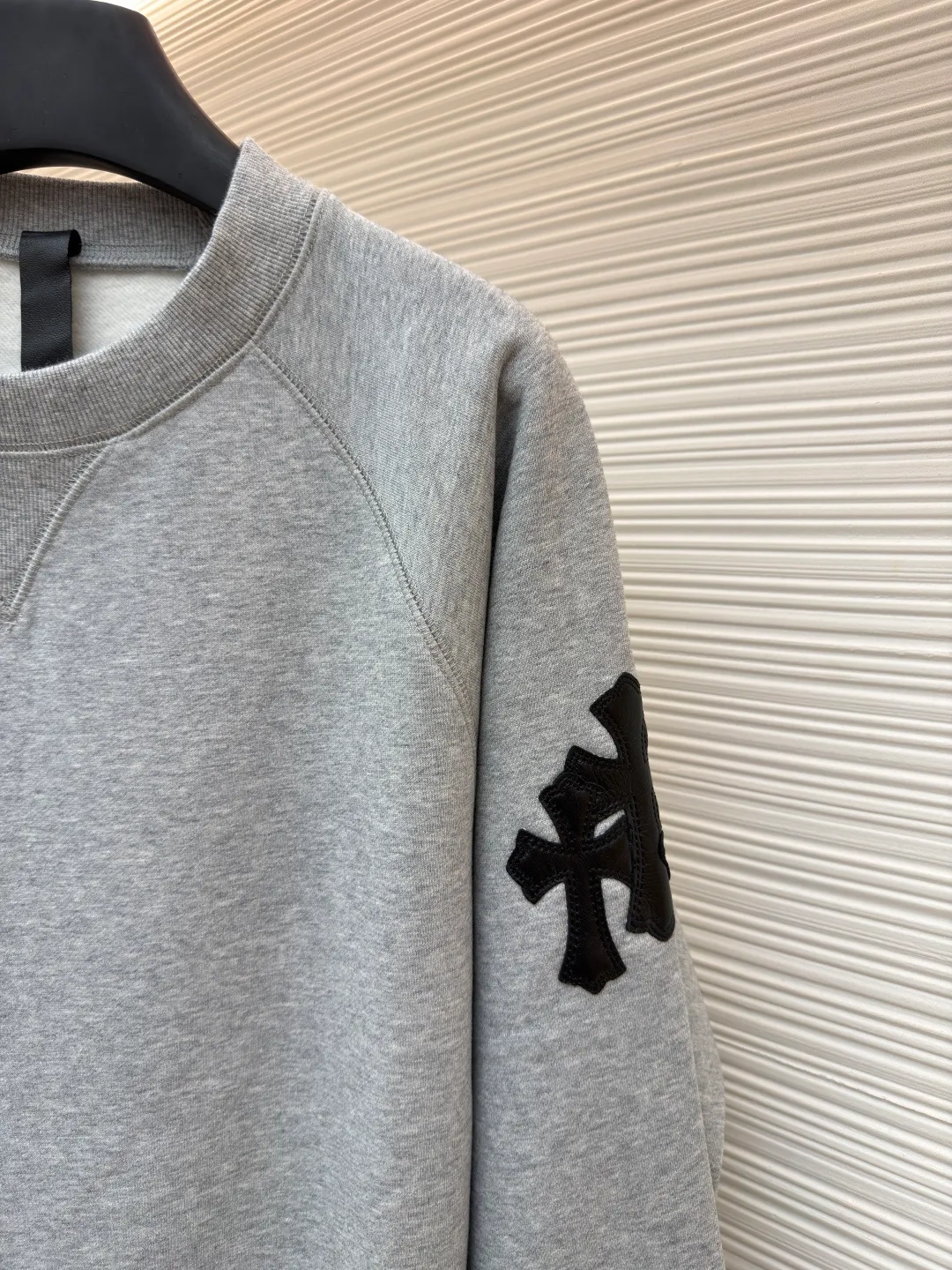 Chrome Hearts Fleece and Leather Sweatshirt ●Item No.: 1682286-A45 ●Material: 100% cotton fleece fabric ●Technology: Hand-made with leather ●Color: Gray ●Version: Fitted version ●Weight: about 645g ●Size: S-M-L ●Description: The fabric is knitted with 440g cotton fleece material. The collar and arms are made of genuine sheepskin, cut and hand-cut, and the molded hardware is aged and oxidized. The overall wiring is straight and delicate, the fabric is comfortable and soft, and the color is consistent without color difference. It can be matched with the same style to create a fashionable look and control various occasions. Customized accessories, complete with three standards, same style for men and women!